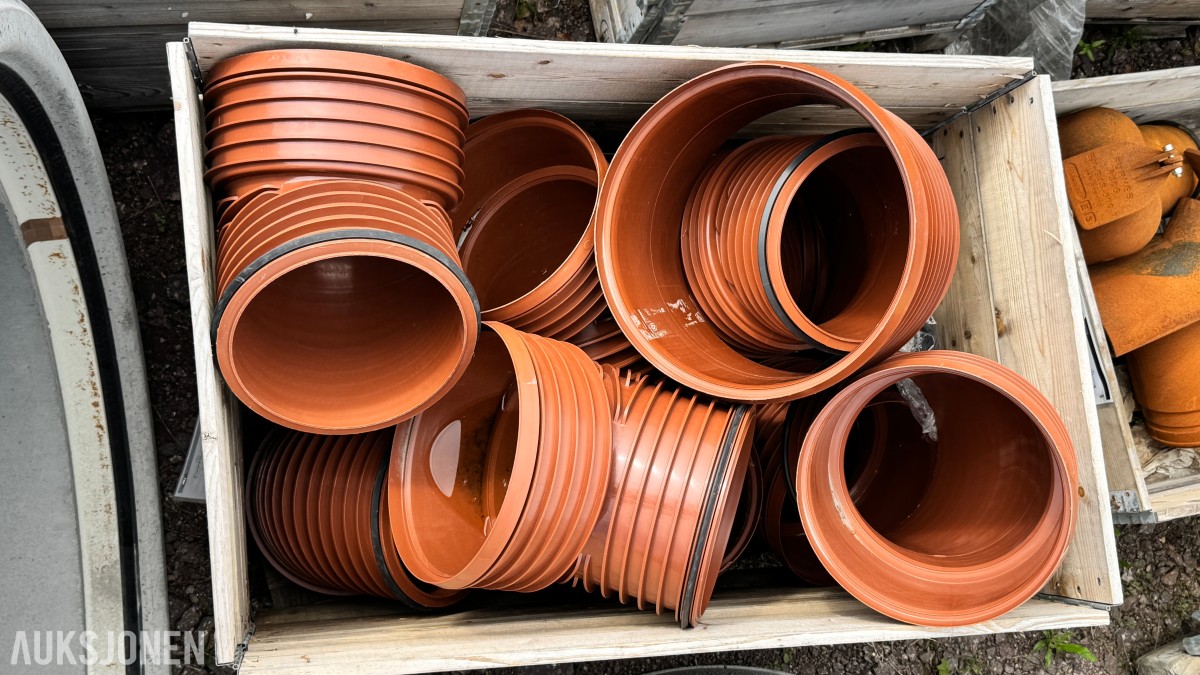 31 paller med diverse VA-plastdeler selges samlet