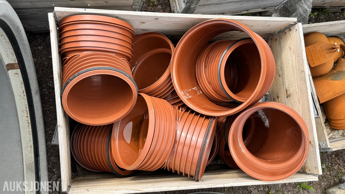 31 paller med diverse VA-plastdeler selges samlet