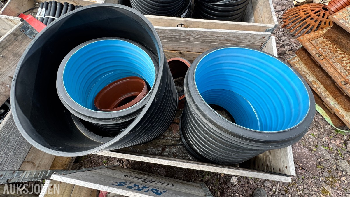 31 paller med diverse VA-plastdeler selges samlet
