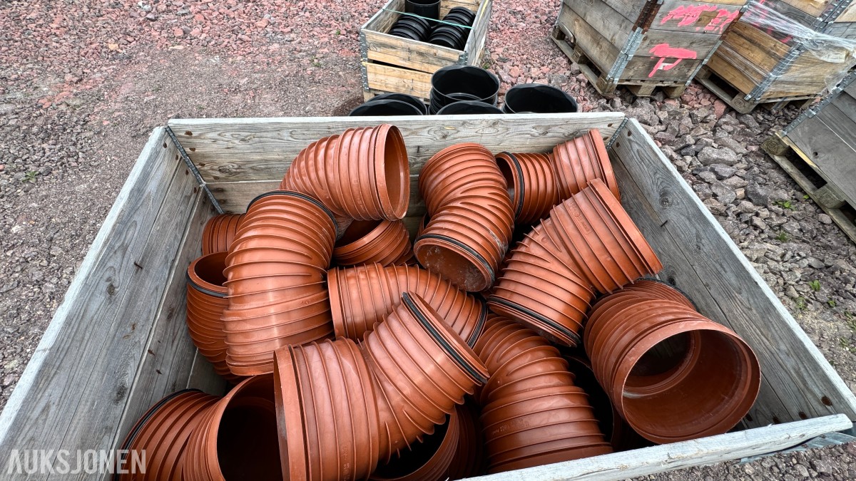 31 paller med diverse VA-plastdeler selges samlet