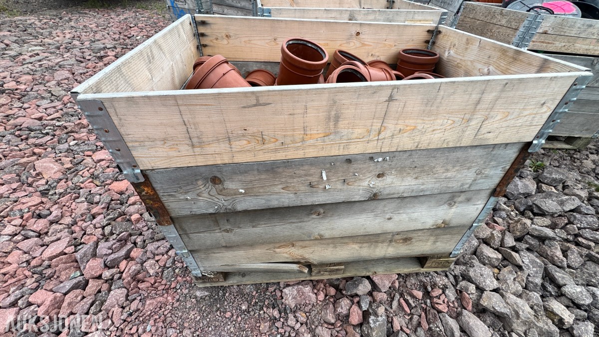 31 paller med diverse VA-plastdeler selges samlet