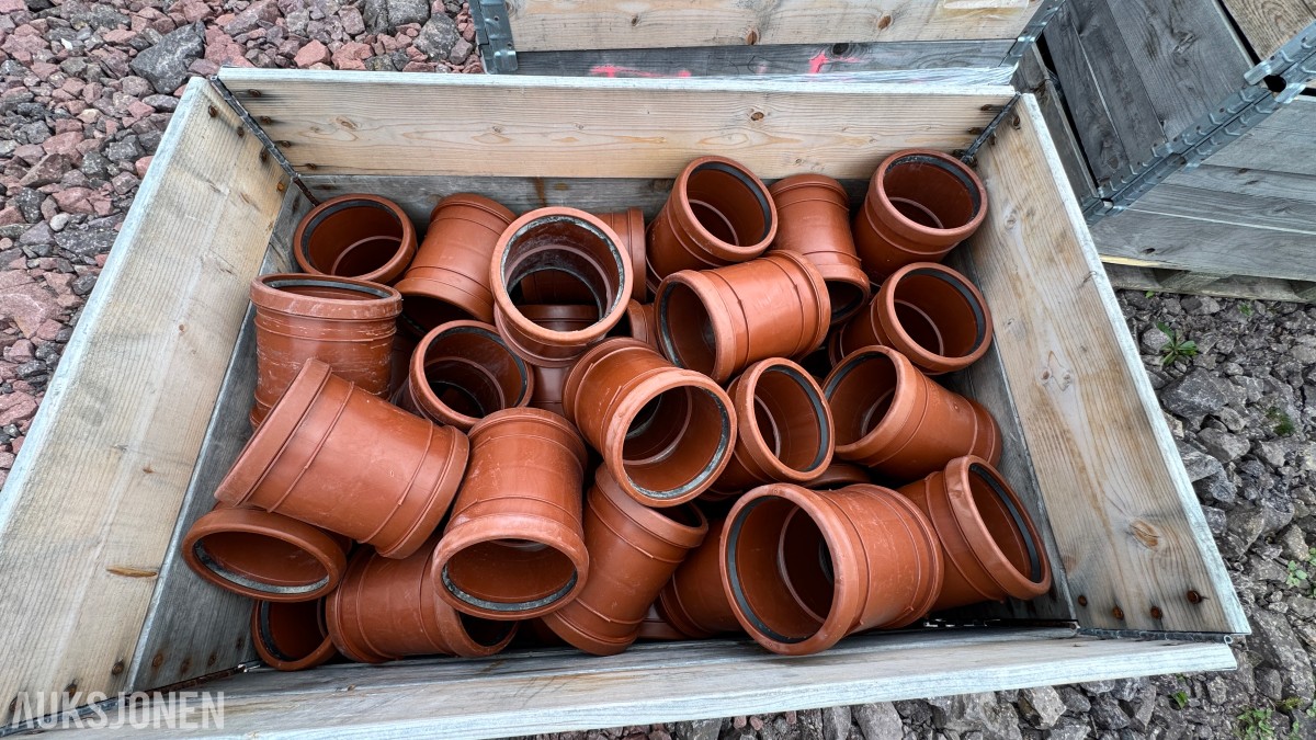 31 paller med diverse VA-plastdeler selges samlet