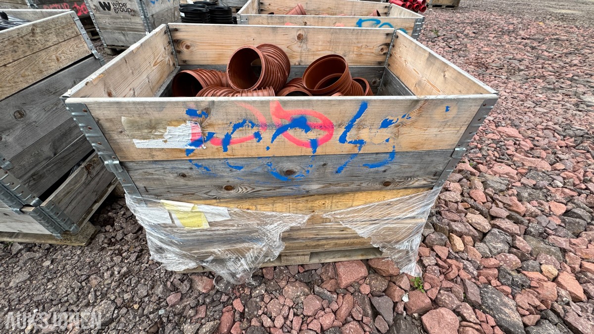 31 paller med diverse VA-plastdeler selges samlet