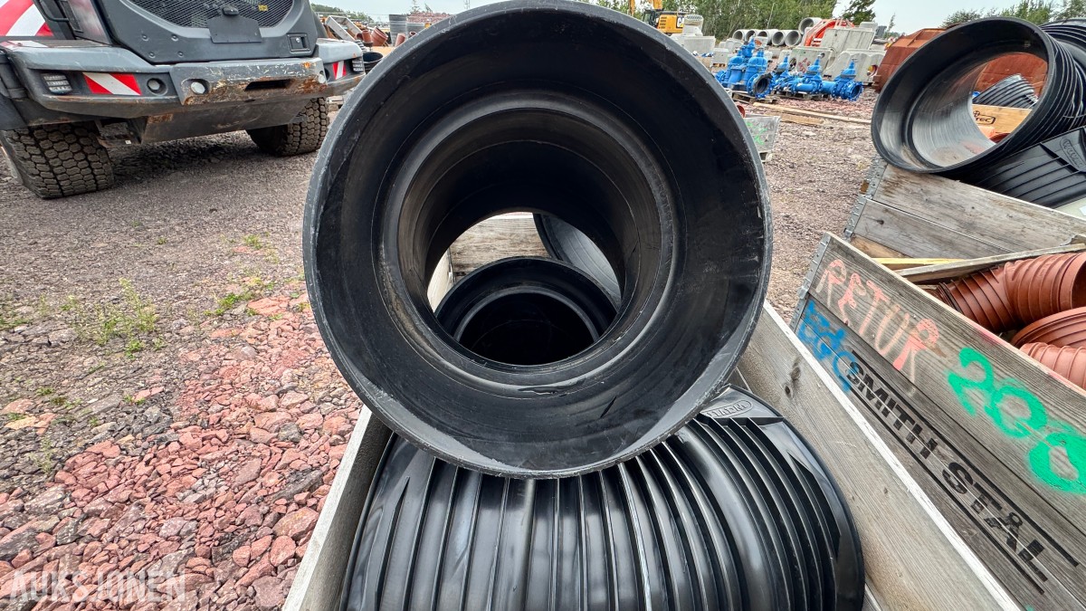 31 paller med diverse VA-plastdeler selges samlet