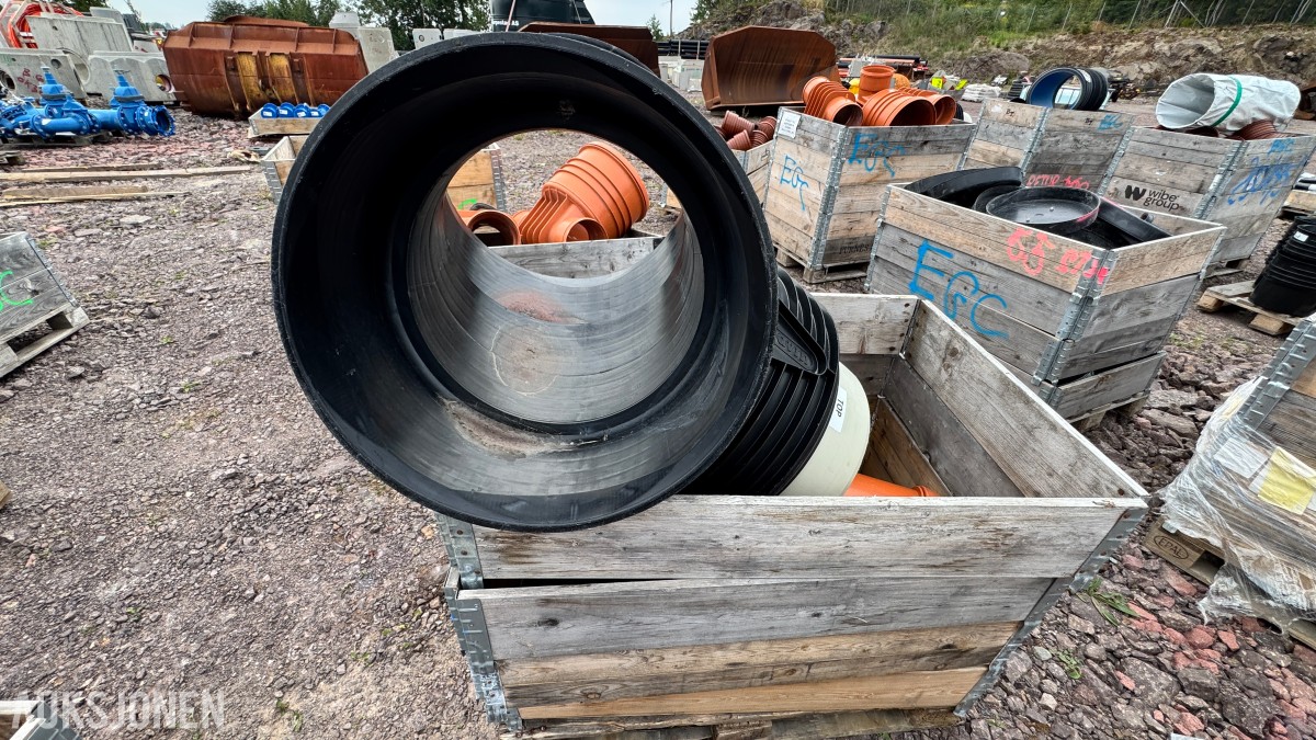 31 paller med diverse VA-plastdeler selges samlet