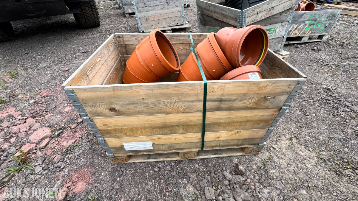 31 paller med diverse VA-plastdeler selges samlet