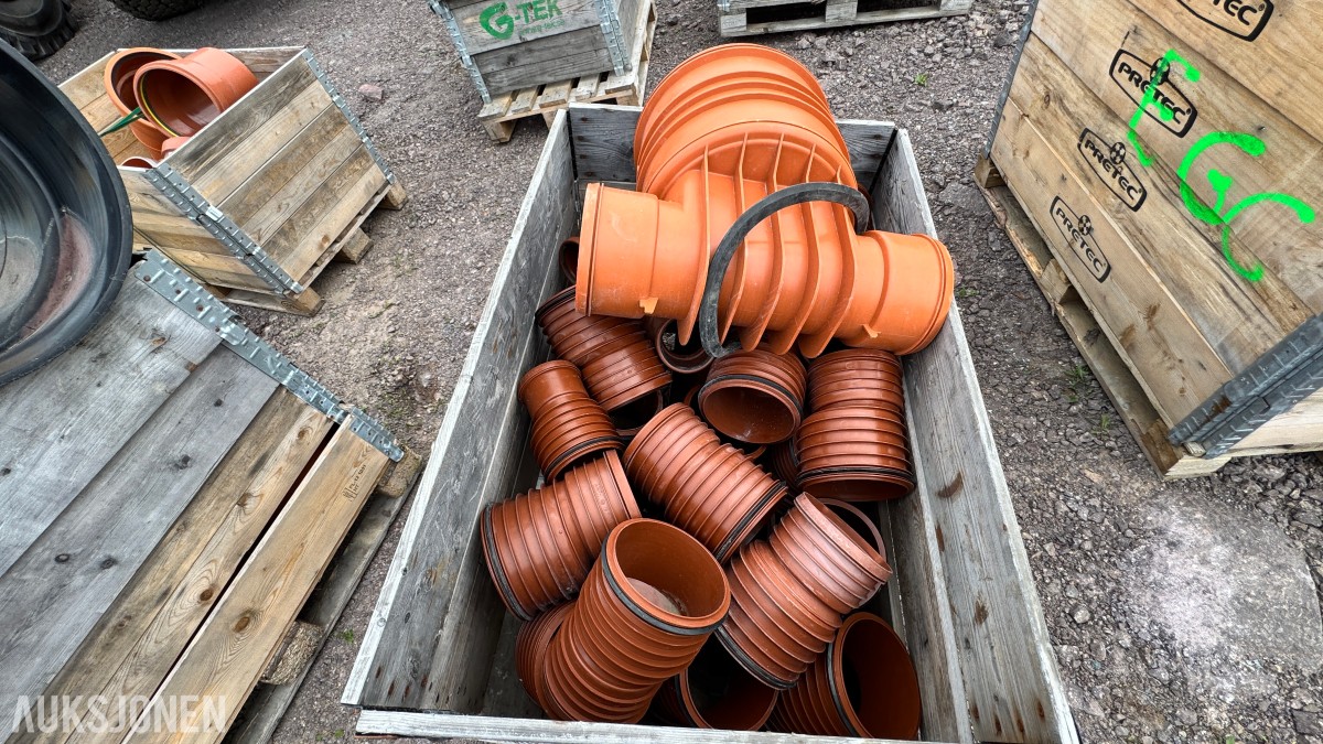31 paller med diverse VA-plastdeler selges samlet
