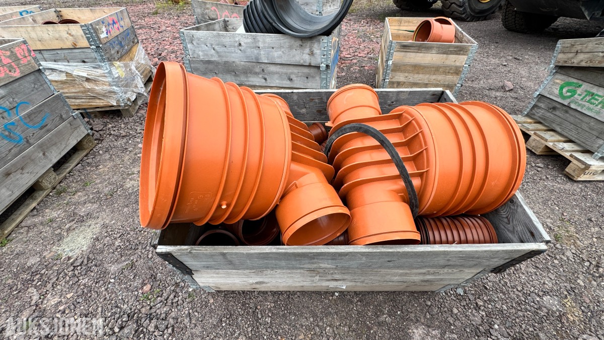 31 paller med diverse VA-plastdeler selges samlet