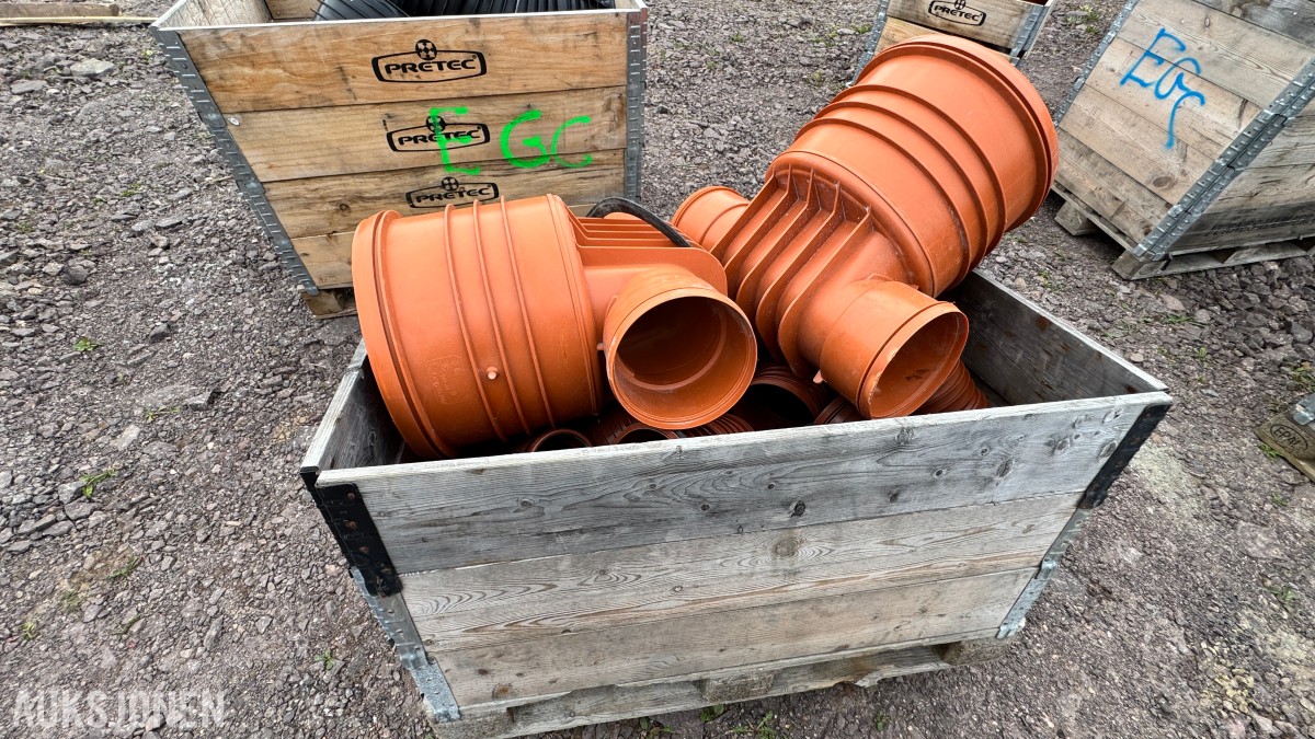 31 paller med diverse VA-plastdeler selges samlet