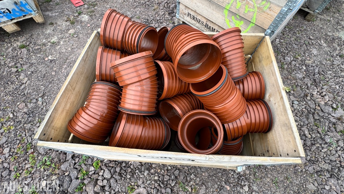 31 paller med diverse VA-plastdeler selges samlet