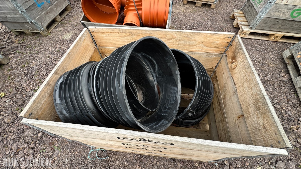 31 paller med diverse VA-plastdeler selges samlet