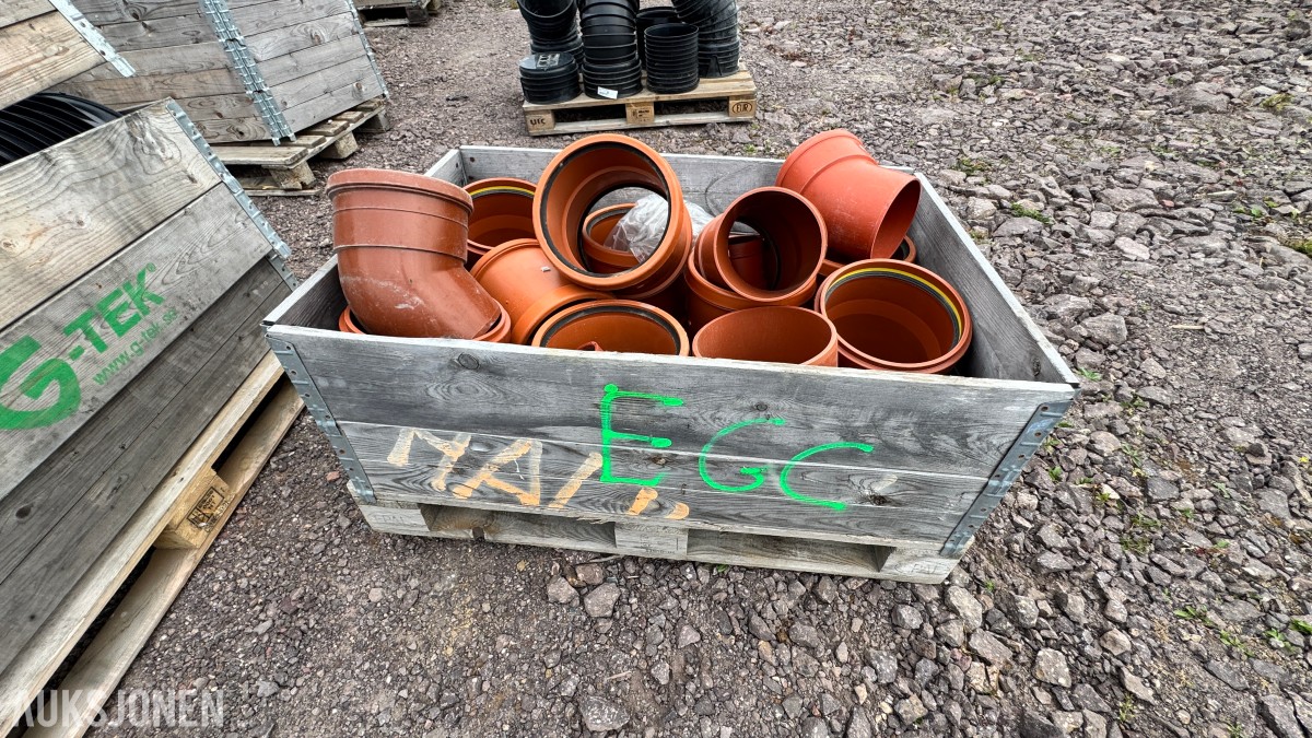 31 paller med diverse VA-plastdeler selges samlet