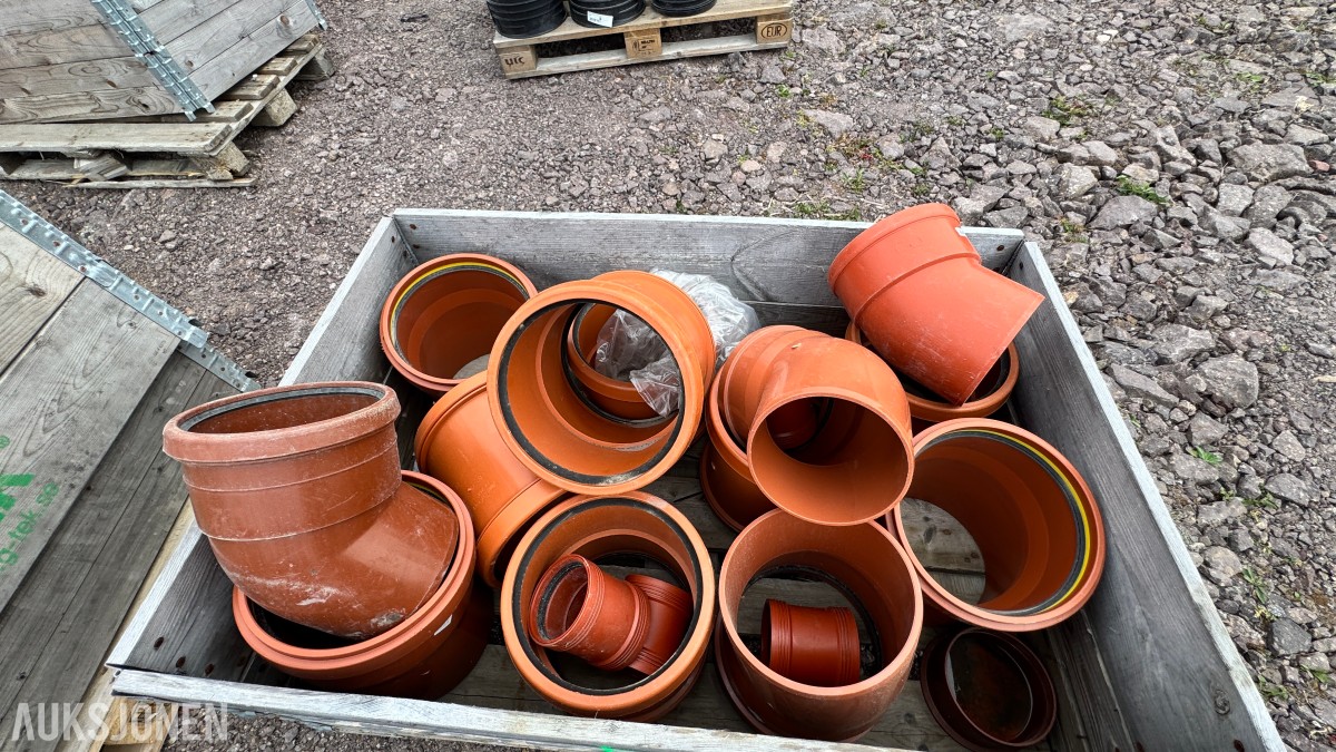 31 paller med diverse VA-plastdeler selges samlet