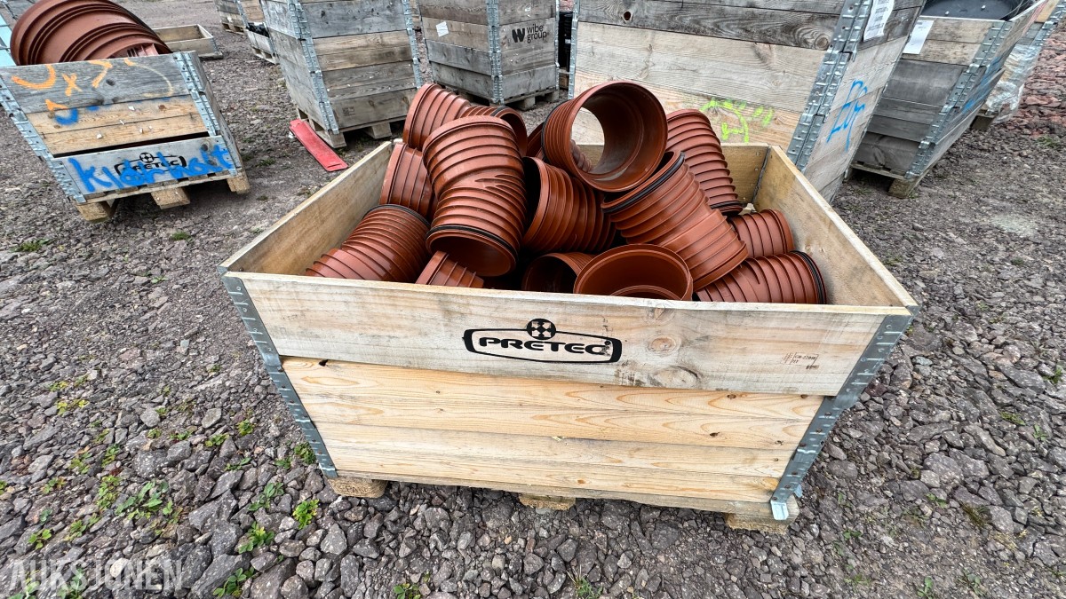 31 paller med diverse VA-plastdeler selges samlet