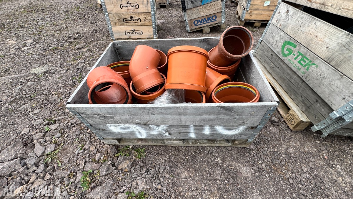 31 paller med diverse VA-plastdeler selges samlet