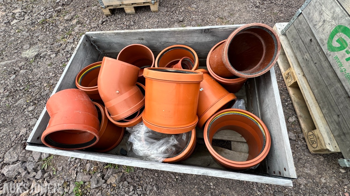 31 paller med diverse VA-plastdeler selges samlet