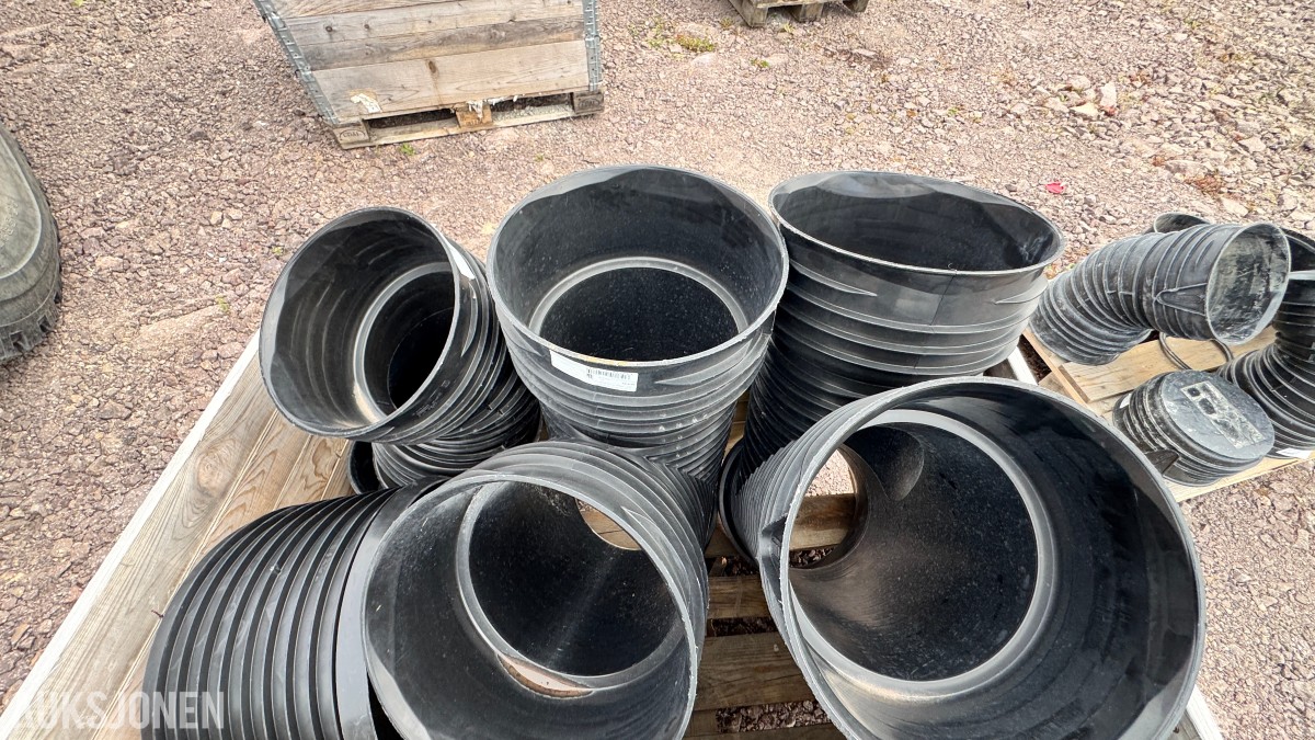 31 paller med diverse VA-plastdeler selges samlet