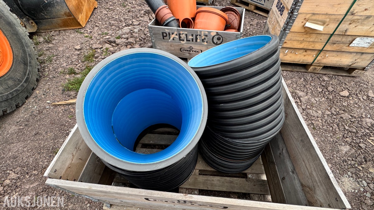 31 paller med diverse VA-plastdeler selges samlet