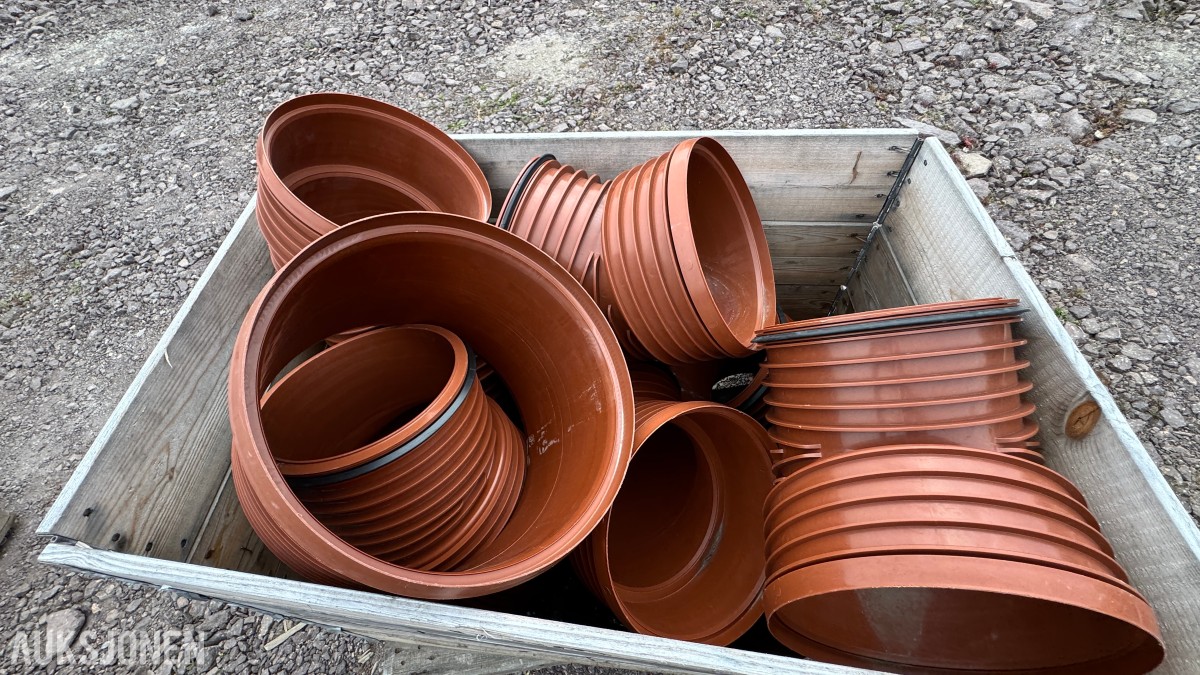 31 paller med diverse VA-plastdeler selges samlet