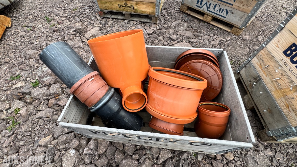 31 paller med diverse VA-plastdeler selges samlet