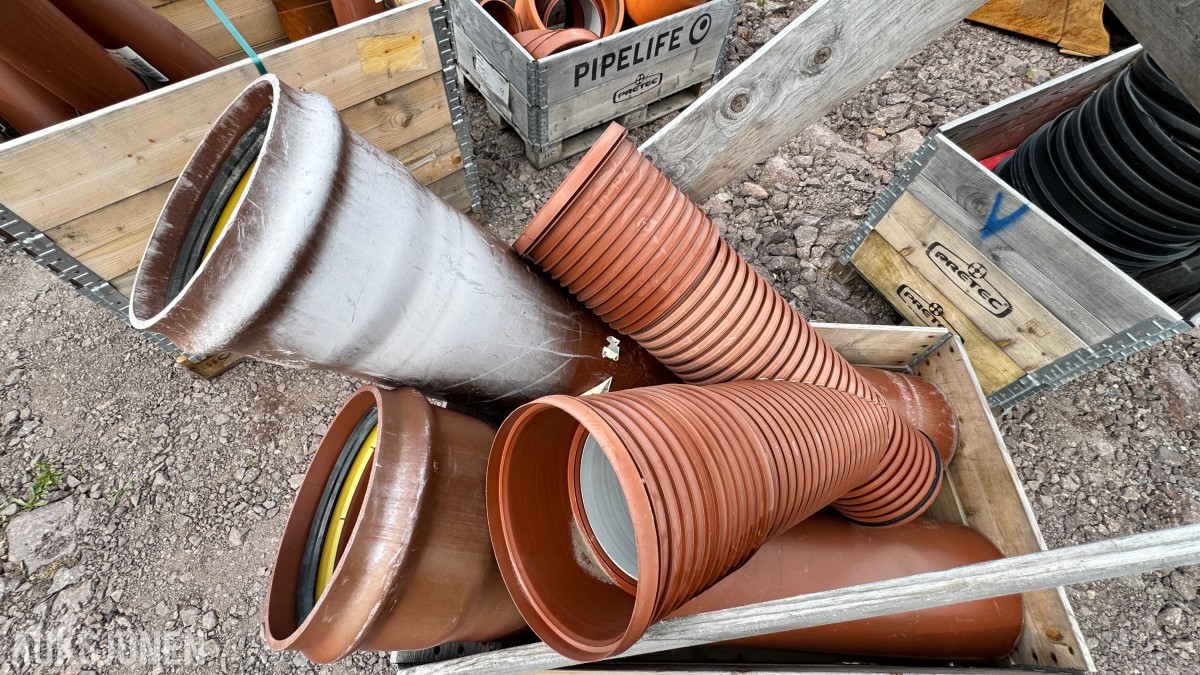 31 paller med diverse VA-plastdeler selges samlet