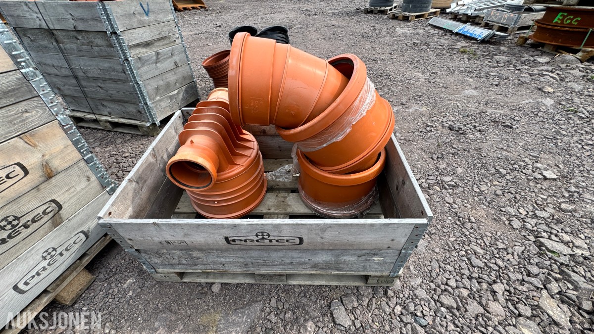 31 paller med diverse VA-plastdeler selges samlet