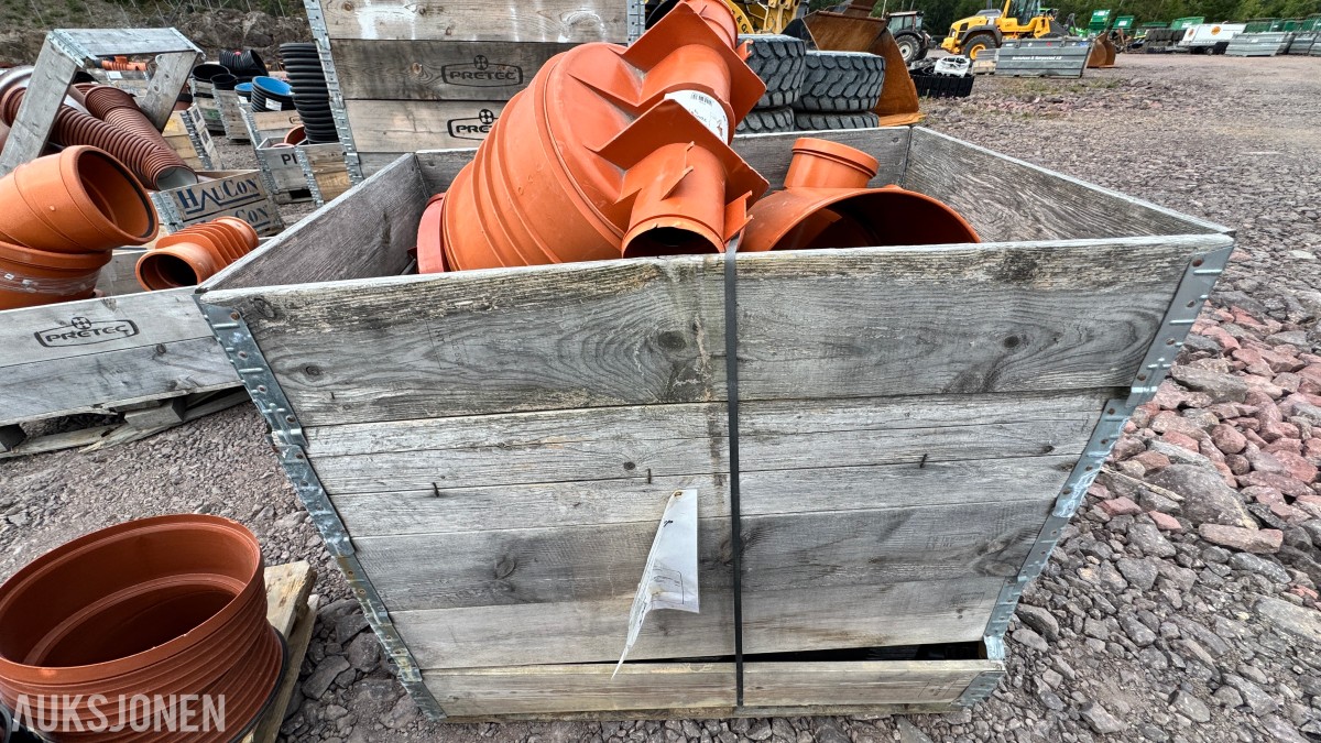 31 paller med diverse VA-plastdeler selges samlet