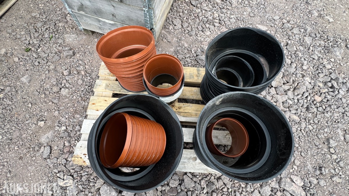 31 paller med diverse VA-plastdeler selges samlet