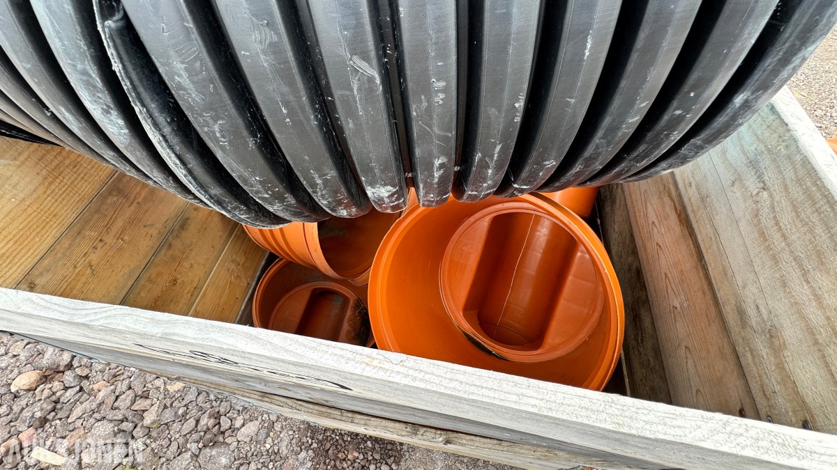 31 paller med diverse VA-plastdeler selges samlet