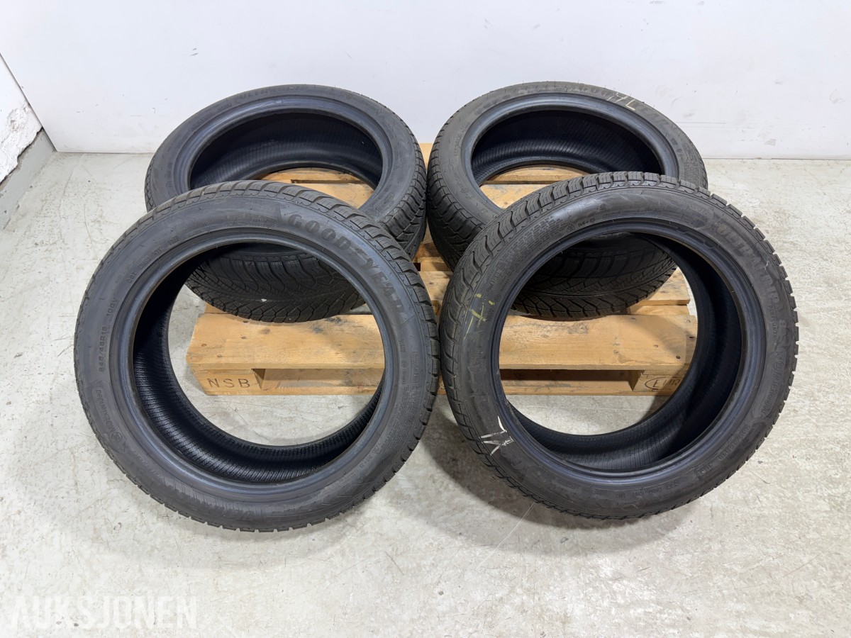 4 stk Goodyear UltraGrip 8 Performance 245/45R18 Vinterdekk