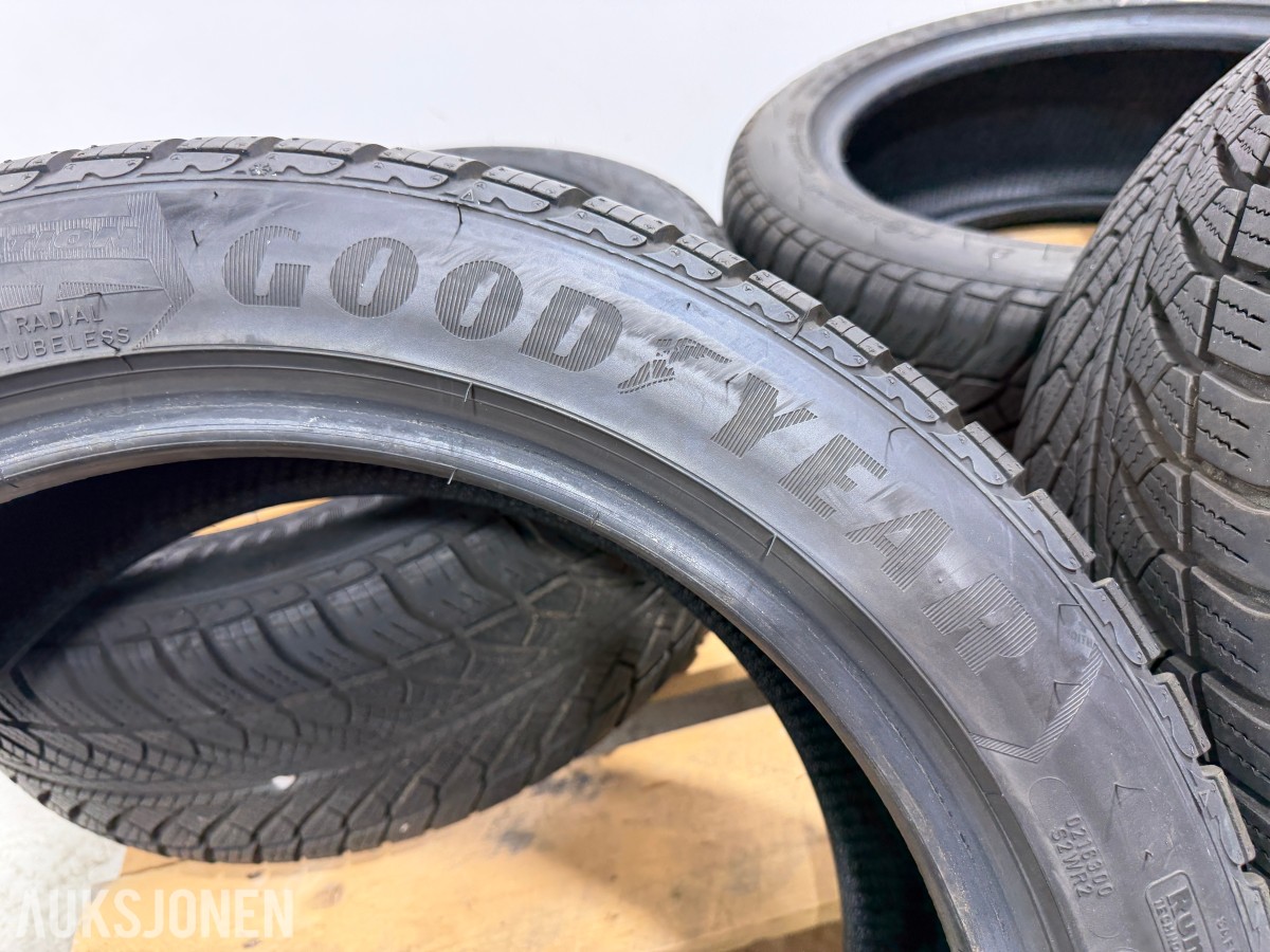 4 stk Goodyear UltraGrip 8 Performance 245/45R18 Vinterdekk