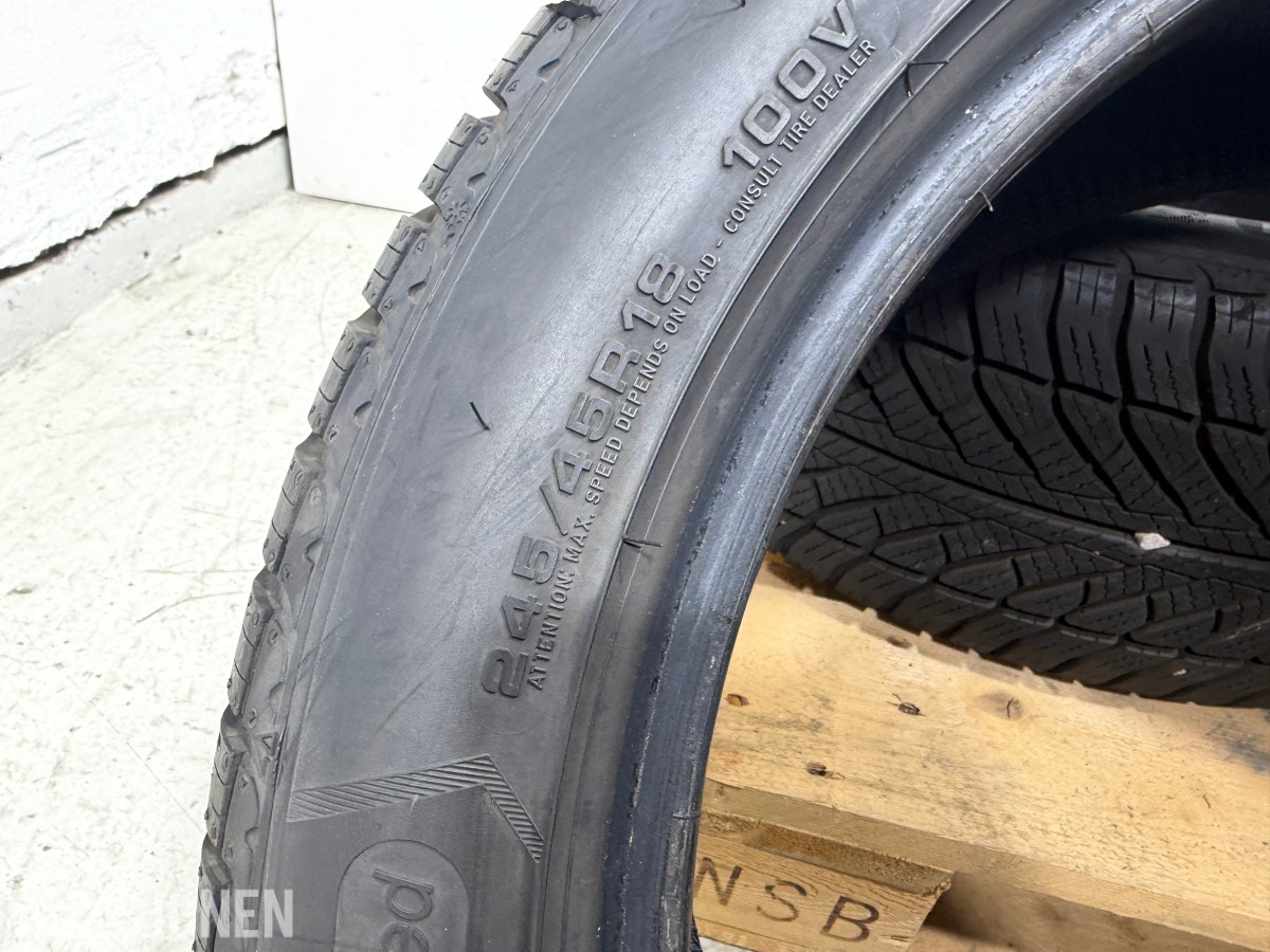 4 stk Goodyear UltraGrip 8 Performance 245/45R18 Vinterdekk