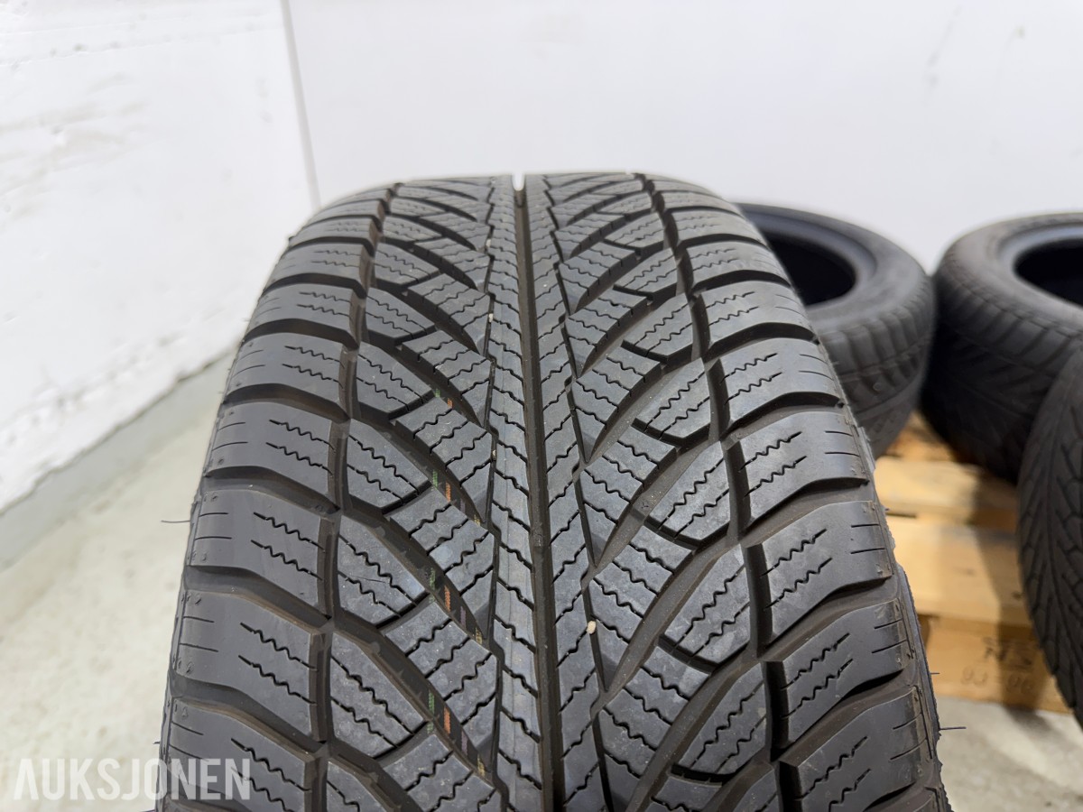 4 stk Goodyear UltraGrip 8 Performance 245/45R18 Vinterdekk