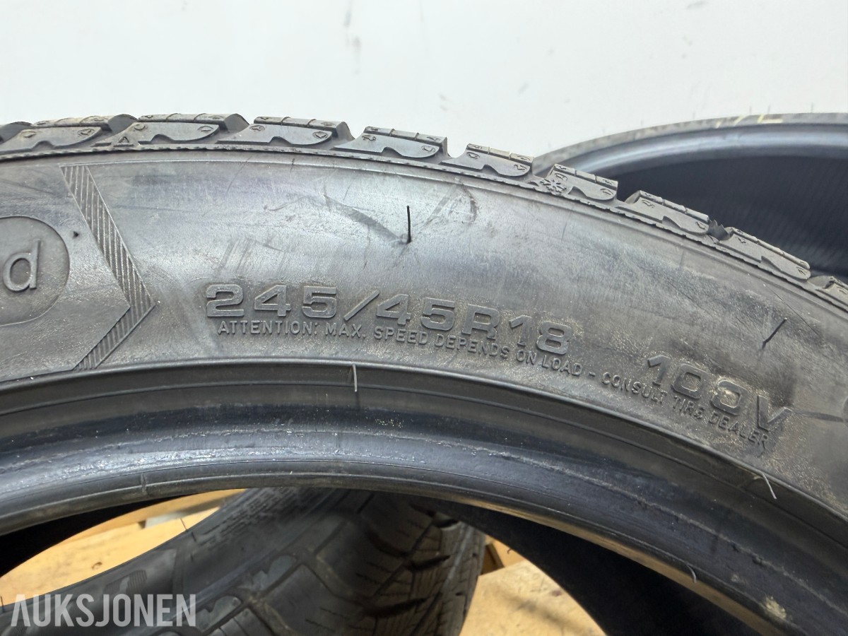 4 stk Goodyear UltraGrip 8 Performance 245/45R18 Vinterdekk