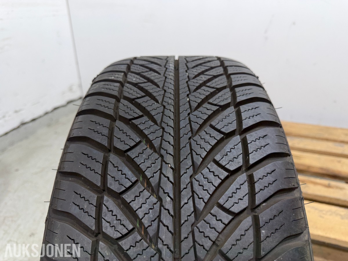 4 stk Goodyear UltraGrip 8 Performance 245/45R18 Vinterdekk