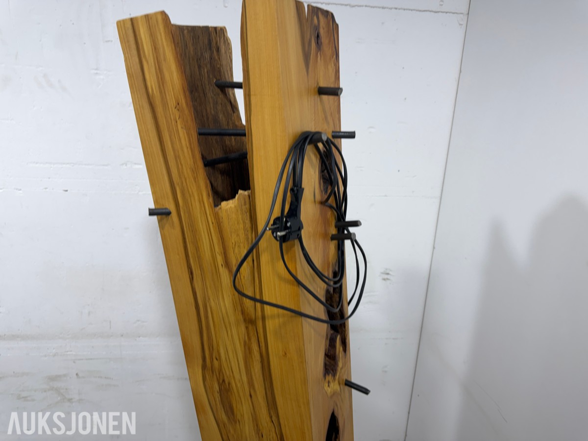 Skulpturell gulvlampe i heltre med stålbase