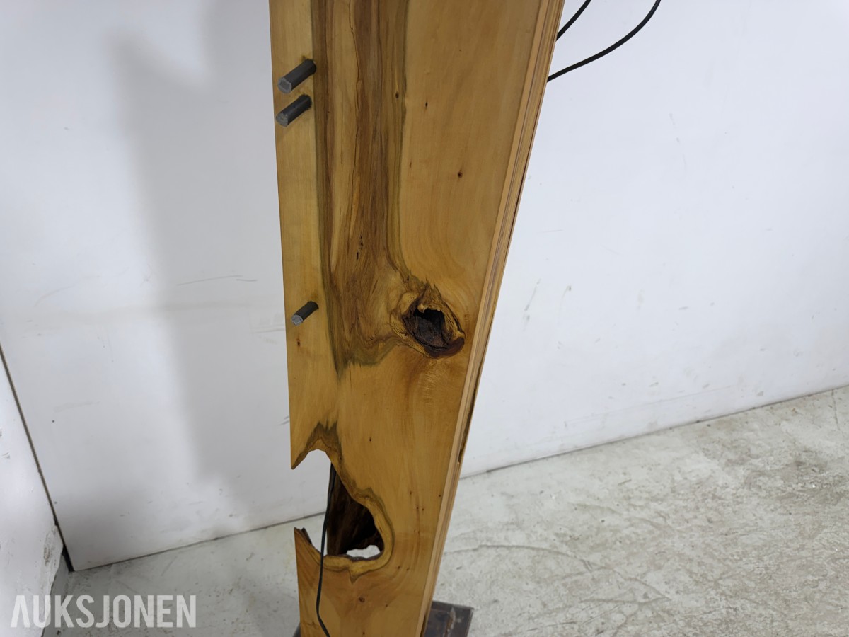 Skulpturell gulvlampe i heltre med stålbase