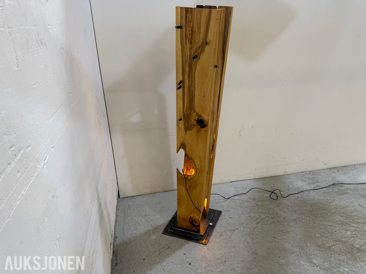 Skulpturell gulvlampe i heltre med stålbase