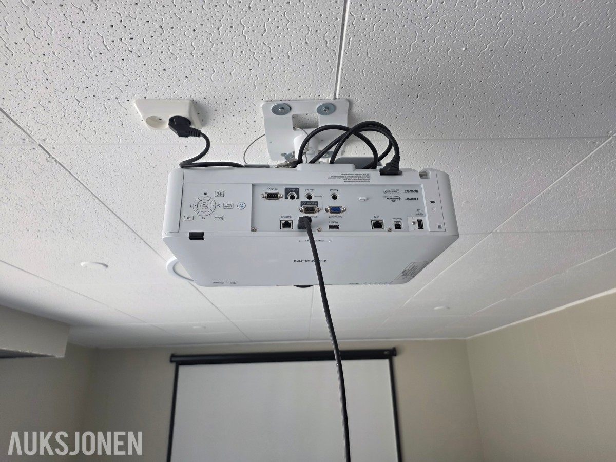 Epson EB-L520U laserprojektor med takfeste og lerret