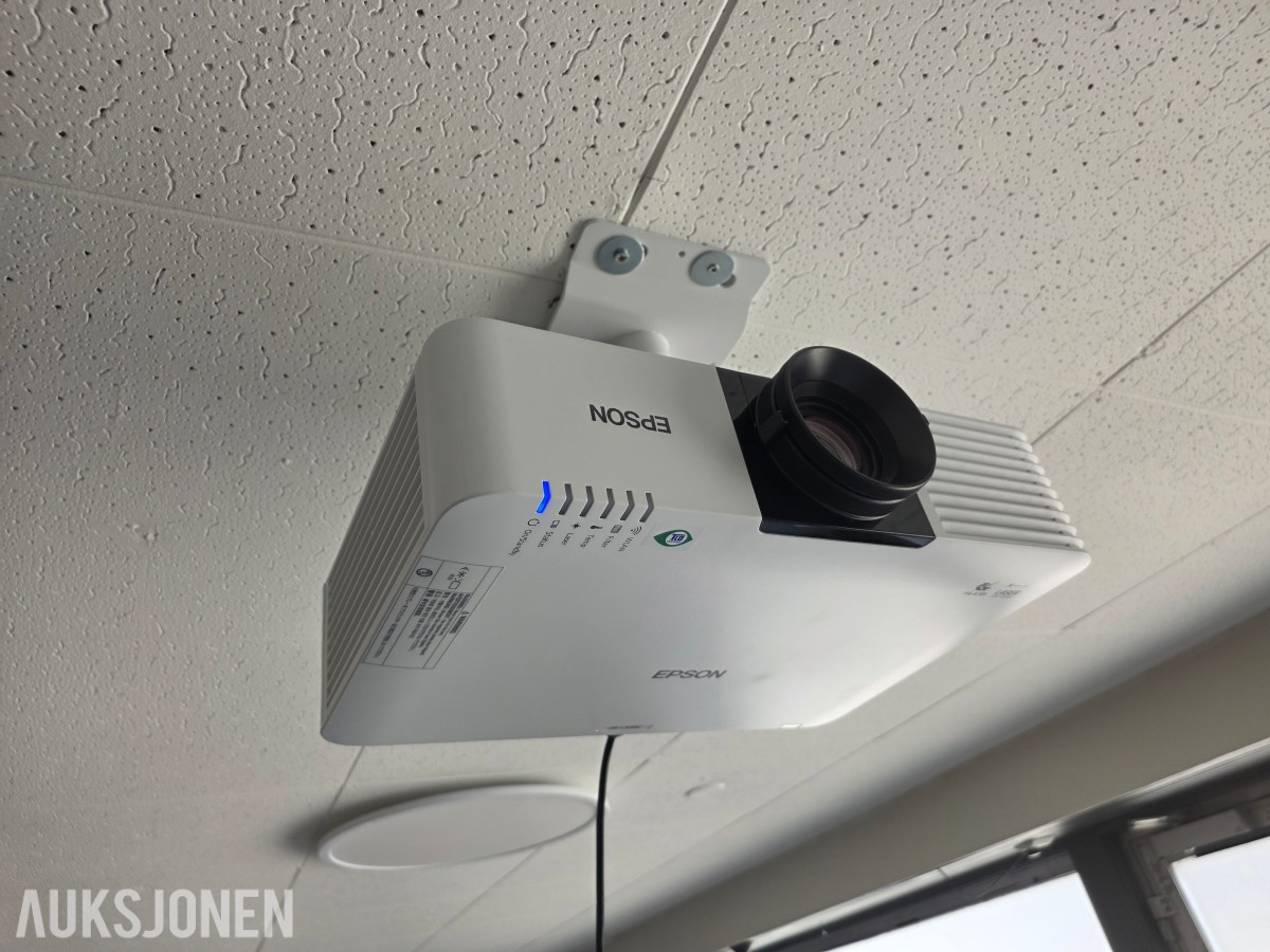Epson EB-L520U laserprojektor med takfeste og lerret