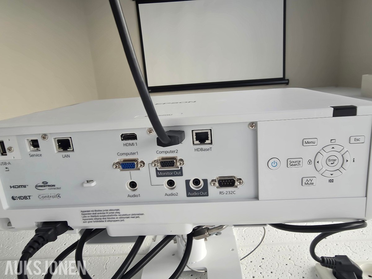 Epson EB-L520U laserprojektor med takfeste og lerret