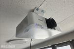 Epson EB-L520U laserprojektor med takfeste og lerret