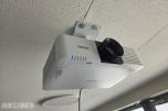 Epson EB-L520U laserprojektor med takfeste og lerret