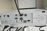 Epson EB-L520U laserprojektor med takfeste og lerret