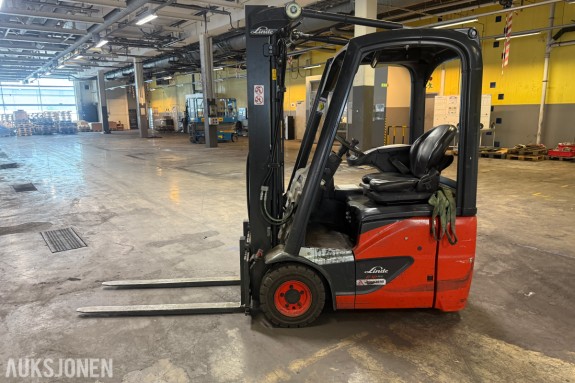 2019 - Linde E12 - elektrisk truck med gafler og rotasjonsklemme
