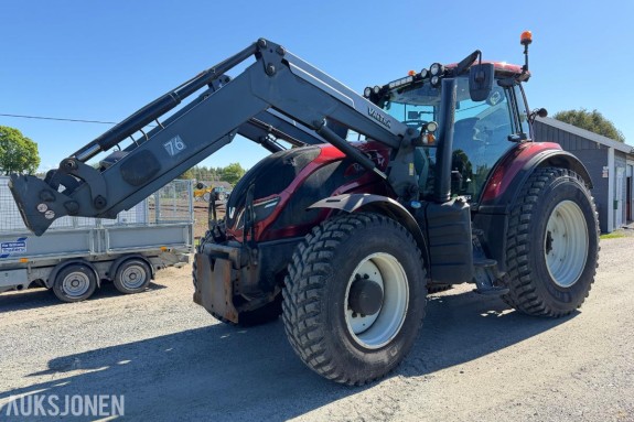 2017 Valtra T174E traktor, frontlaster, brøyteplate og Nokian TRI 2 piggdekk