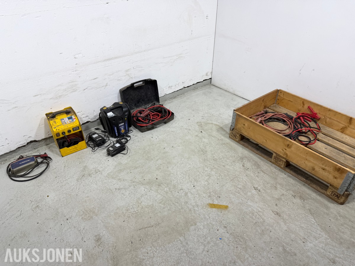 Parti med batteriladere, startbooster og startkabler