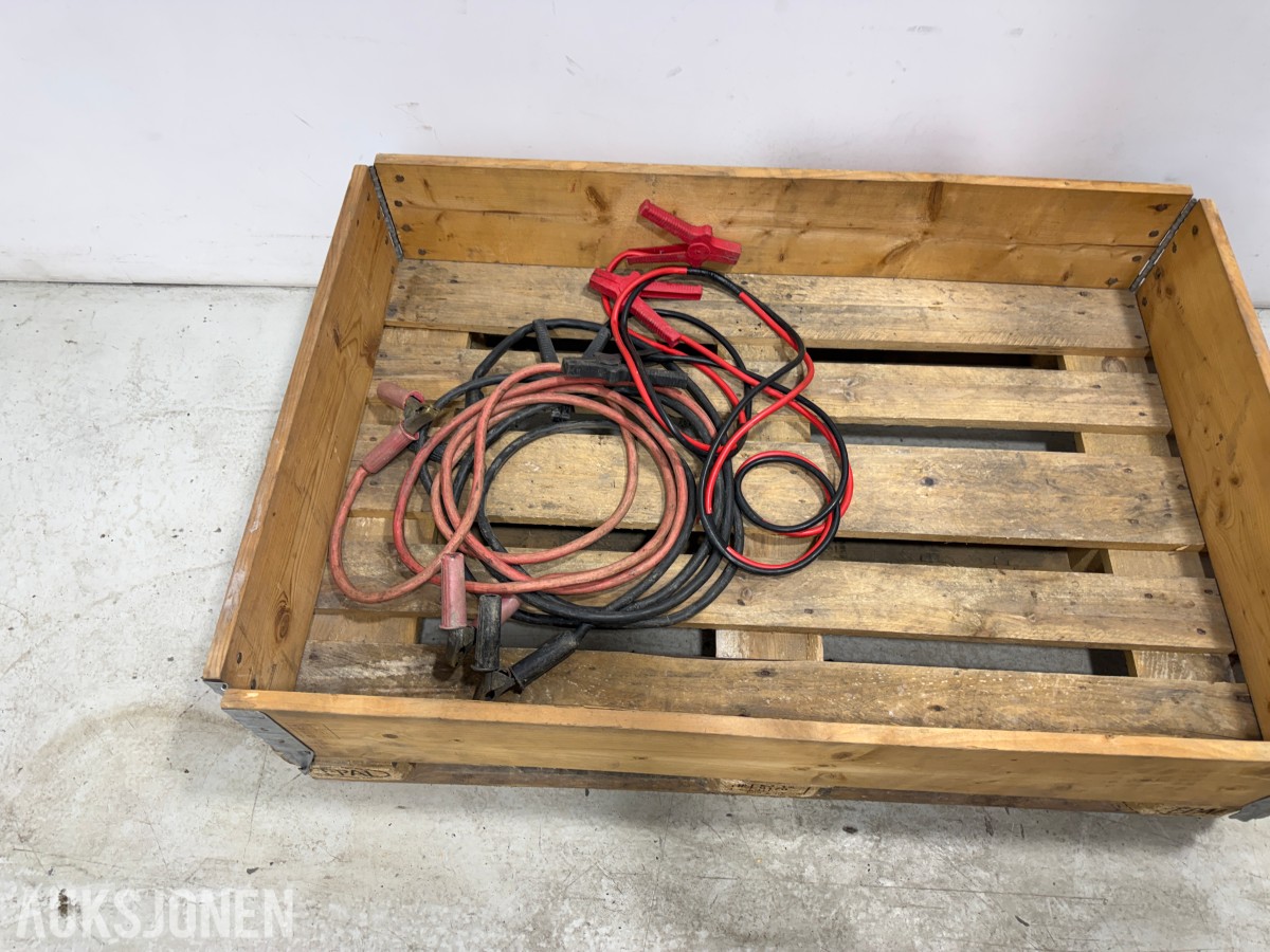 Parti med batteriladere, startbooster og startkabler