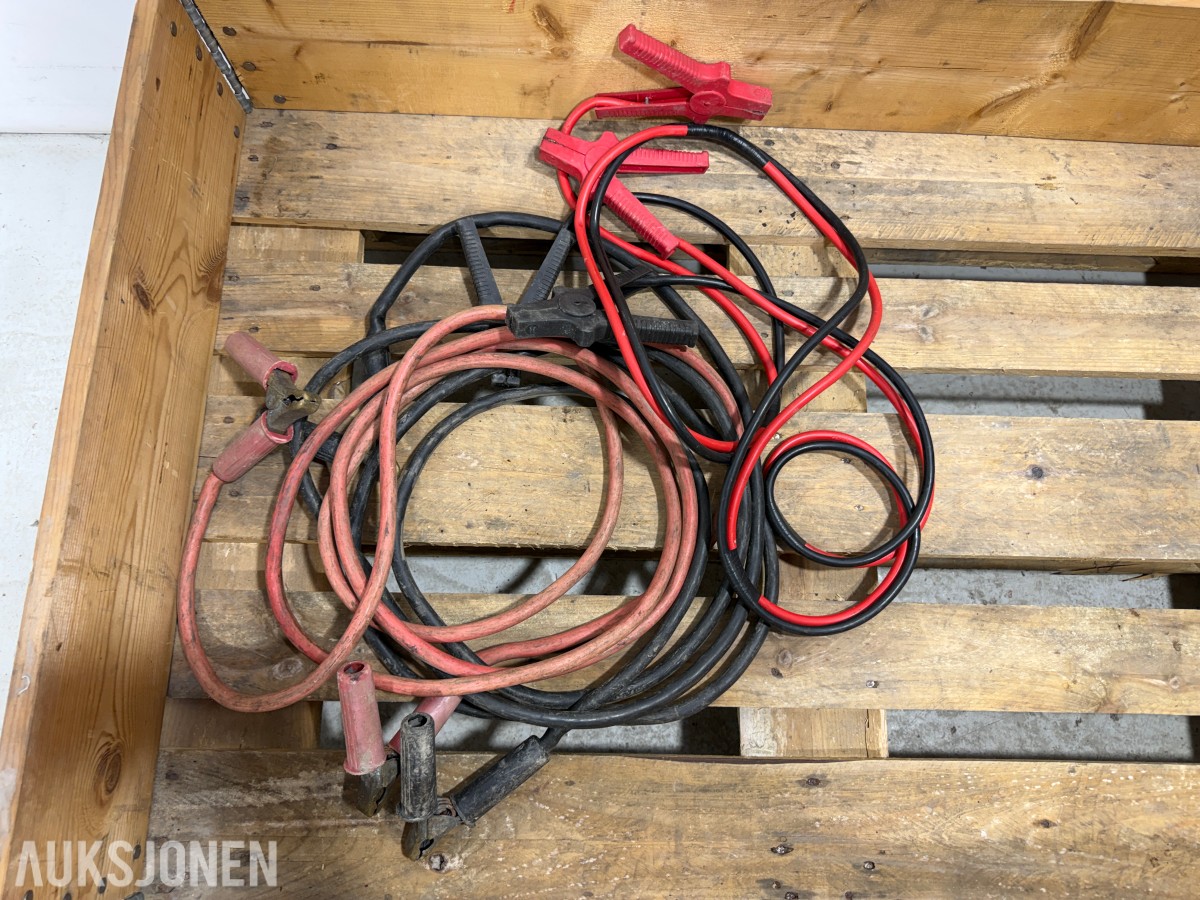 Parti med batteriladere, startbooster og startkabler