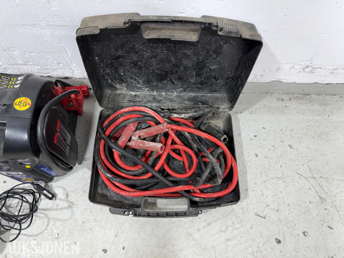 Parti med batteriladere, startbooster og startkabler
